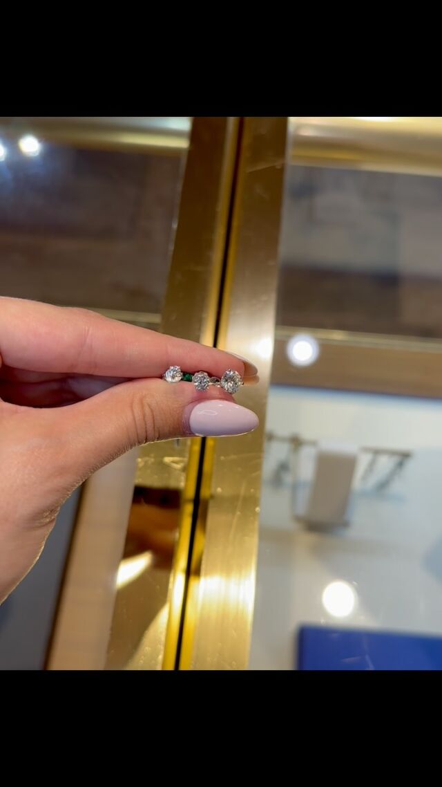 We have several sizes of diamond stud earrings to pick from! Which size fits your style best? 💎 
 #sanantoniojewelers #sanantoniojewelry #sanantoniotx #knowyourjeweler #localjeweler #localjewelry #jewelersforlife #sanantoniosbest 
#dennisjewelry #sanantoniosoldestjeweler #sanantoniosoldestjewelrystore #sanantoniosoldest #jewelry #jewelersofinstagram #gold #diamonds #gift #necklace #ring #earrings
#jewels #gems #gemstones #diamondearring