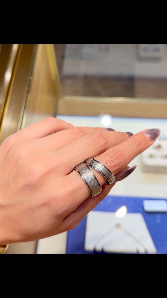 Classic men’s wedding bands but with a subtle unique design 🤵‍♂️
 #sanantoniojewelers #sanantoniojewelry #sanantoniotx #knowyourjeweler #localjeweler #localjewelry #jewelersforlife #sanantoniosbest 
#dennisjewelry #sanantoniosoldestjeweler #sanantoniosoldestjewelrystore #sanantoniosoldest #jewelry #jewelersofinstagram #gold #diamonds #gift #necklace #ring #earrings
#jewels #gems #gemstones #mensweddingrings #weddingband